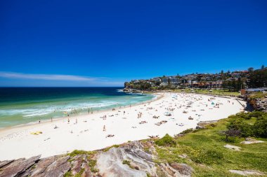 SYDNEY, AUSTRALYA - 05 Aralık 2023: Sidney, New South Wales, Avustralya 'daki sıcak bir yaz gününden Bronte Beach' e doğru görüş