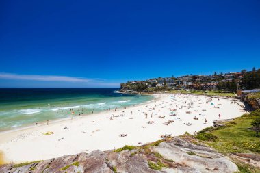 SYDNEY, AUSTRALYA - 05 Aralık 2023: Sidney, New South Wales, Avustralya 'daki sıcak bir yaz gününden Bronte Beach' e doğru görüş