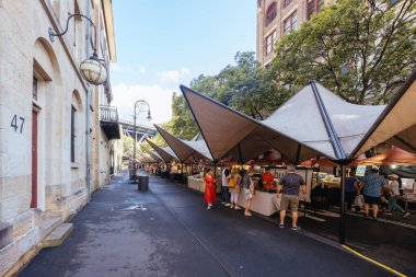 SYDNEY, AUSTRALYA - 04 Mart 2023: Sidney, New South Wales, Avustralya 'da sıcak bir yaz gününde Rocks Marketleri