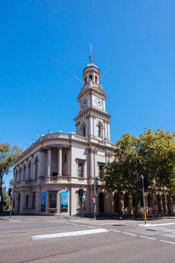 SYDNEY, AUSTRALIA - Oxford caddesindeki Paddington Town Hall, Sydney, New South Wales, Avustralya 'da bir sonbahar öğleden sonra