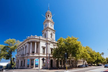 SYDNEY, AUSTRALIA - Oxford caddesindeki Paddington Town Hall, Sydney, New South Wales, Avustralya 'da bir sonbahar öğleden sonra