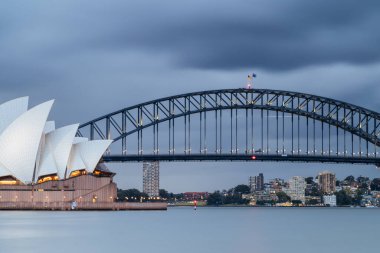 SYDNEY, AUSTRALIA - 3 Aralık 2023: Sydney Opera Binası ve Liman Köprüsü, Sydney, New South Wales, Avustralya 'daki Bayan Macquaries' in yaz fırtınası sırasında