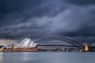 SYDNEY, AUSTRALIA - 3 Aralık 2023: Sydney Opera Binası ve Liman Köprüsü, Sydney, New South Wales, Avustralya 'daki Bayan Macquaries' in yaz fırtınası sırasında