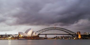 SYDNEY, AUSTRALIA - 3 Aralık 2023: Sydney Opera Binası ve Liman Köprüsü, Sydney, New South Wales, Avustralya 'daki Bayan Macquaries' in yaz fırtınası sırasında