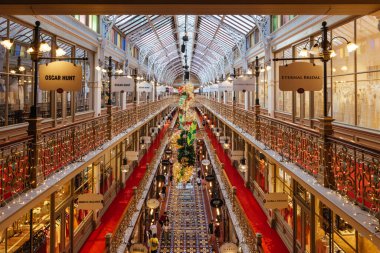 SYDNEY, AUSTRALYA 3 Aralık 2023 - Sidney CBD, New South Wales, Avustralya 'da yoğun bir günün ortasında yılbaşı ışıkları ve dekorasyonlarıyla Strand Arcade