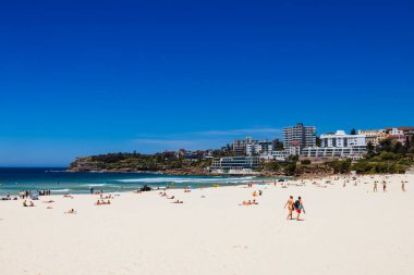 SYDNEY, AUSTRALYA - 05 Aralık 2023: Sidney, Yeni Güney Galler, Avustralya 'da sıcak bir yaz gününde Bondi Sahili' ne doğru genel plaj manzarası