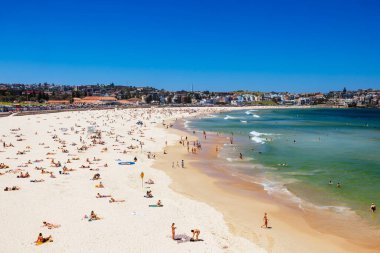 SYDNEY, AUSTRALYA - 05 Aralık 2023: Sidney, Yeni Güney Galler, Avustralya 'da sıcak bir yaz gününde Bondi Sahili' ne doğru genel plaj manzarası