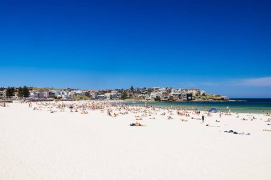 SYDNEY, AUSTRALYA - 05 Aralık 2023: Sidney, Yeni Güney Galler, Avustralya 'da sıcak bir yaz gününde Bondi Sahili' ne doğru genel plaj manzarası