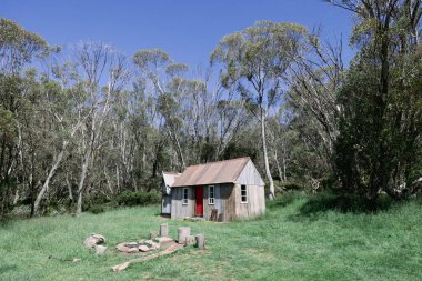 Schlink Geçidi yakınlarındaki Kosciuszko Ulusal Parkı 'ndaki tarihi At Kampı Kulübesi açık bir yaz gününde, Yeni Güney Galler, Avustralya' daki Karlı Dağlar 'da