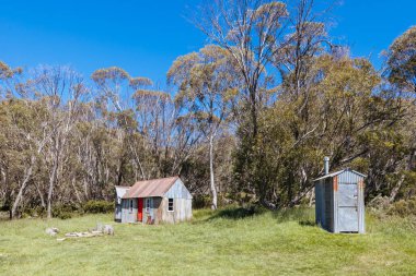 Schlink Geçidi yakınlarındaki Kosciuszko Ulusal Parkı 'ndaki tarihi At Kampı Kulübesi açık bir yaz gününde, Yeni Güney Galler, Avustralya' daki Karlı Dağlar 'da