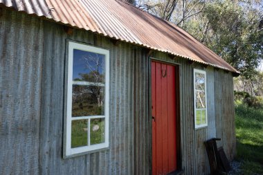 Schlink Geçidi yakınlarındaki Kosciuszko Ulusal Parkı 'ndaki tarihi At Kampı Kulübesi açık bir yaz gününde, Yeni Güney Galler, Avustralya' daki Karlı Dağlar 'da