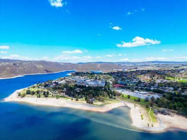 Yeni Güney Galler, Avustralya 'da sıcak bir yaz gününde Jindabyne Gölü ve Jindabyne Gölü üzerindeki manzara