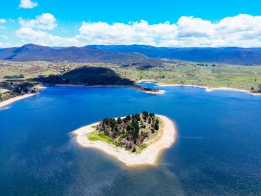Yeni Güney Galler, Avustralya 'da sıcak bir yaz gününde Jindabyne Gölü' ndeki Aslan Adası manzarası.