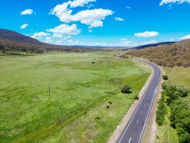 Yeni Güney Galler, Avustralya 'da güneşli bir yaz gününde Alp Yolu üzerindeki Crackenback' e doğru manzara