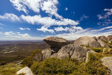 Kosciuszko Ulusal Parkı, Karlı Dağlar, Yeni Güney Galler, Avustralya 'da bir yaz gününde Kirpi Kayaları' nın üzerinde yürüme Pisti üzerindeki manzara