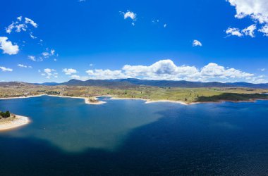 Yeni Güney Galler, Avustralya 'da sıcak ve güneşli bir yaz gününde Jindabyne Gölü üzerindeki manzara
