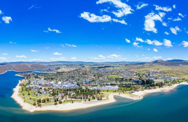 Yeni Güney Galler, Avustralya 'da sıcak bir yaz gününde Jindabyne Gölü ve Jindabyne Gölü üzerindeki manzara