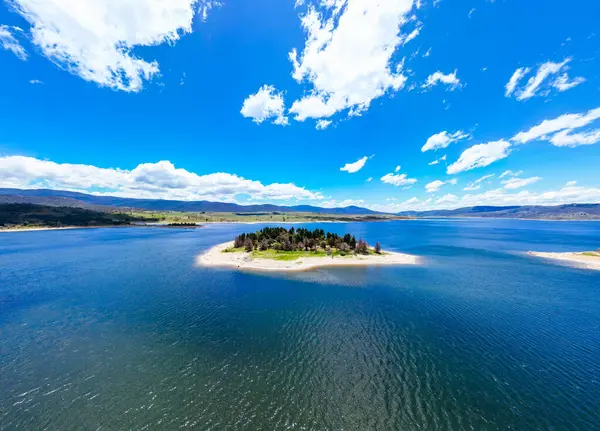 Yeni Güney Galler, Avustralya 'da sıcak bir yaz gününde Jindabyne Gölü' ndeki Aslan Adası manzarası.