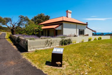 Melbourne, Victoria, Avustralya 'daki ünlü Point Nepean Karantina İstasyonu yakınlarındaki Polis Point Shire Parkı' ndaki binalar ve çevreler