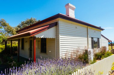 Melbourne, Victoria, Avustralya 'daki ünlü Point Nepean Karantina İstasyonu yakınlarındaki Polis Point Shire Parkı' ndaki binalar ve çevreler