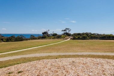 Melbourne, Victoria, Avustralya 'daki ünlü Point Nepean Karantina İstasyonu yakınlarındaki Polis Point Shire Parkı' ndaki binalar ve çevreler