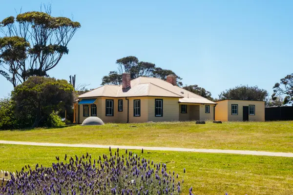 Melbourne, Victoria, Avustralya 'daki ünlü Point Nepean Karantina İstasyonu yakınlarındaki Polis Point Shire Parkı' ndaki binalar ve çevreler