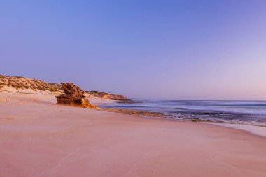 Rye, Victoria, Avustralya 'da gün batımında 16 numaralı cennet plajı.