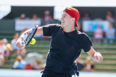 MELBOURNE, AUSTRALIA - 11 Ocak 2024 tarihinde Avustralya 'nın Melbourne kentinde 2024 Kooyong Classic turnuvasının birinci gününde Danimarkalı Holger Rune' u canlandırırken,.
