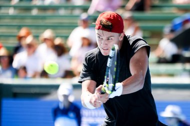 MELBOURNE, AUSTRALIA - 11 Ocak 2024 tarihinde Avustralya 'nın Melbourne kentinde 2024 Kooyong Classic turnuvasının birinci gününde Danimarkalı Holger Rune' u canlandırırken,.