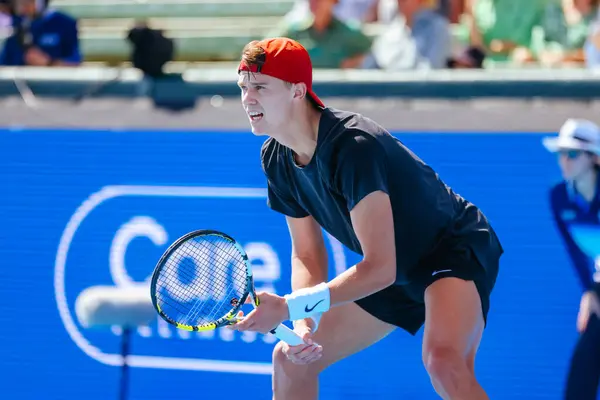 MELBOURNE, AUSTRALIA - 11 Ocak 2024 tarihinde Avustralya 'nın Melbourne kentinde 2024 Kooyong Classic turnuvasının birinci gününde Danimarkalı Holger Rune' u canlandırırken,.