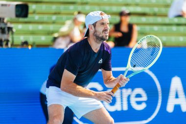 MELBOURNE, AUSTRALIA - 12 Ocak 2024 'te Avustralya' nın Melbourne kentinde oynanan 2024 Kooyong Classic 'in üçüncü gününde Fransız Marc Polmans of Australia' yı canlandırıyor..