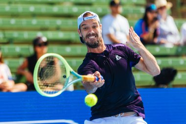 MELBOURNE, AUSTRALIA - 12 Ocak 2024 'te Avustralya' nın Melbourne kentinde oynanan 2024 Kooyong Classic 'in üçüncü gününde Fransız Marc Polmans of Australia' yı canlandırıyor..