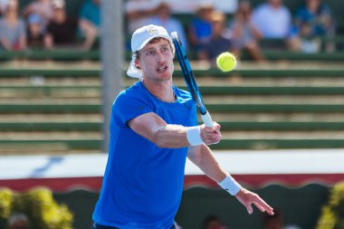 Avusturalya 'dan Marc Polmans, 12 Ocak 2024' te Avustralya 'nın Melbourne kentinde oynanan 2024 Kooyong Classic' in üçüncü gününde Fransa 'dan Richard Gasquet' i oynuyor..