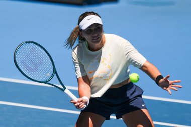 MELBOURNE, AUSTRALYA - 12 Ocak 2024 'te Melbourne, Avustralya' da Melbourne Park 'ta yapılacak 2024 Avustralya Açık' ı öncesinde İspanyol Paula Badosa Belaruslu Aryna Sabalenka ile pratik yapıyor..