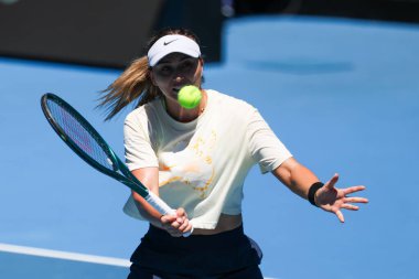 MELBOURNE, AUSTRALYA - 12 Ocak 2024 'te Melbourne, Avustralya' da Melbourne Park 'ta yapılacak 2024 Avustralya Açık' ı öncesinde İspanyol Paula Badosa Belaruslu Aryna Sabalenka ile pratik yapıyor..