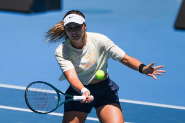 MELBOURNE, AUSTRALYA - 12 Ocak 2024 'te Melbourne, Avustralya' da Melbourne Park 'ta yapılacak 2024 Avustralya Açık' ı öncesinde İspanyol Paula Badosa Belaruslu Aryna Sabalenka ile pratik yapıyor..