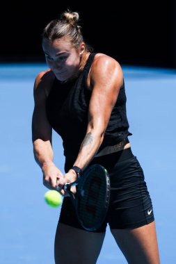 MELBOURNE, AUSTRALIA - 12 HAZİRAN: Belaruslu Aryna Sabalenka, Melbourne, Avustralya 'da 12 Ocak 2024' te Melbourne Park 'ta yapılacak 2024 Avustralya Açık' ı öncesinde İspanya 'dan Paula Badosa ile antrenman yapıyor..