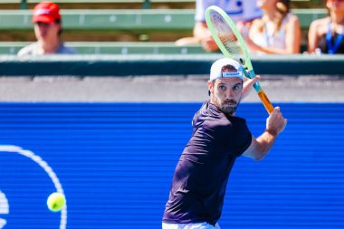 MELBOURNE, AUSTRALIA - 12 Ocak 2024 'te Avustralya' nın Melbourne kentinde oynanan 2024 Kooyong Classic 'in üçüncü gününde Fransız Marc Polmans of Australia' yı canlandırıyor..