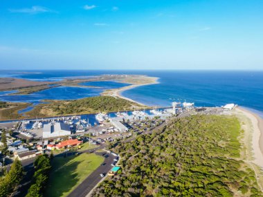 Queenscliff 'in hava manzarası Bellarine Yarımadası, Victoria, Avustralya' da bir yaz gününde alacakaranlıkta.