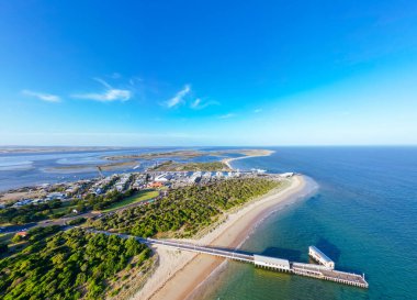 Queenscliff rıhtımının ve Sorrento feribot alanının havadan görünüşü bir yaz günü Bellarine Yarımadası 'nda, Victoria, Avustralya