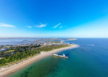 Queenscliff rıhtımının ve Sorrento feribot alanının havadan görünüşü bir yaz günü Bellarine Yarımadası 'nda, Victoria, Avustralya