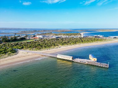 Queenscliff rıhtımının ve Sorrento feribot alanının havadan görünüşü bir yaz günü Bellarine Yarımadası 'nda, Victoria, Avustralya