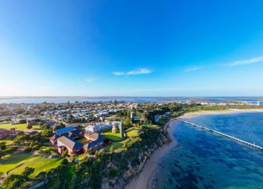 Queenscliff 'in hava manzarası Bellarine Yarımadası, Victoria, Avustralya' da bir yaz gününde alacakaranlıkta.