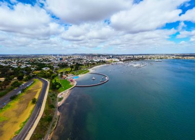 Geelong, Victoria, Avustralya 'da sıcak bir yaz sabahı Port Phillip Körfezi' nden Geelong CBD ve Eastern Beach Childrens Pool 'a doğru hava görüntüleri