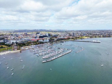 Geelong, Victoria, Avustralya 'da sıcak bir yaz sabahında Port Phillip Körfezi' nden Geelong CBD ve şehre doğru hava görüntüleri