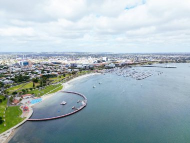 Geelong, Victoria, Avustralya 'da sıcak bir yaz sabahı Port Phillip Körfezi' nden Geelong CBD ve Eastern Beach Childrens Pool 'a doğru hava görüntüleri