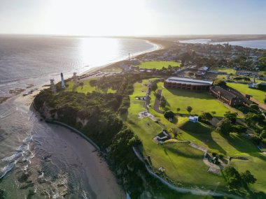 Queenscliff 'in hava manzarası Bellarine Yarımadası, Victoria, Avustralya' da bir yaz gününde alacakaranlıkta.