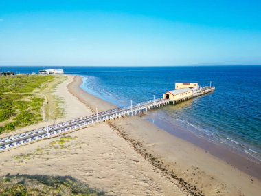 Queenscliff rıhtımının ve Sorrento feribot alanının havadan görünüşü bir yaz günü Bellarine Yarımadası 'nda, Victoria, Avustralya