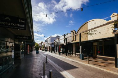GEELONG, AUSTRALIA - 28 Ocak 2024: Geelongs trend ve popüler Little Malop St Geelong, Victoria, Avustralya 'da sıcak bir yaz sabahı