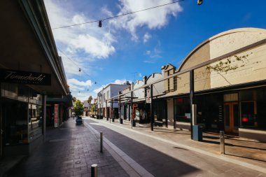 GEELONG, AUSTRALIA - 28 Ocak 2024: Geelongs trend ve popüler Little Malop St Geelong, Victoria, Avustralya 'da sıcak bir yaz sabahı